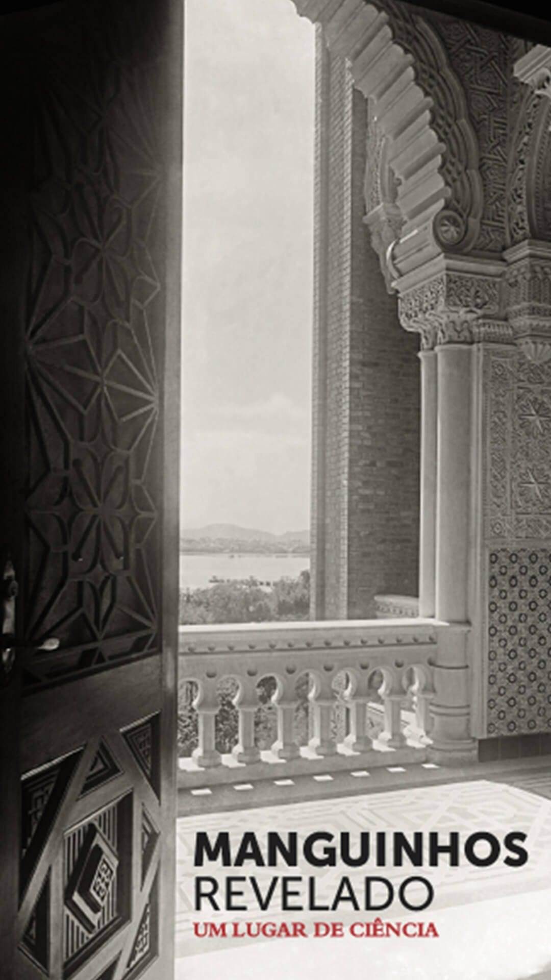 Imagem de folheto de divulgação da exposição. Imagem em preto e branco de uma das varandas do Castelo Morisco Fiocruz
