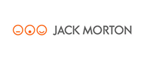Logo da empresa Jack Morton, contém três emojis que representam três carinhas com linhas de contorno laranja. A primeira carinha é um círculo com boca reta, a segunda é um círculo com boca redonda, representando “surpresa”, e última carinha é um círculo com sorriso.