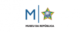 Logo do museu é formado por um “M” azul escuro e o Brasão da República ao lado, um símbolo em formato de estrela preenchido com um círculo azul, pequenas estrelas brancas e partes nas cores amarelo e verde, nas pontas da estrela.