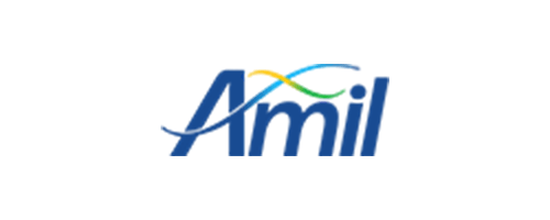 Logo da empresa Amil, letras na cor azul com duas pequenas faixas coloridas formando um “X” sob a palavra.