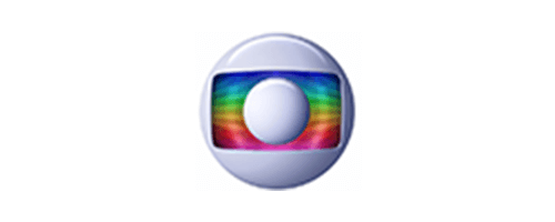 Logo da empresa Globo é uma esfera maior na cor cinza com recorte em formato retangular ao centro, dentro do recorte está um fundo colorido similar à um arco íris, que representa a imagem de TV. Na frente do recorte está uma outra esfera cinza de tamanho reduzido.