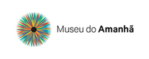 Logo do Museu do Amanhã apresenta um círculo formado por inúmeros palitinhos coloridos posicionados ao redor de um outro círculo menor na cor preta, com o título “Museu do Amanhã” escrito ao lado. 