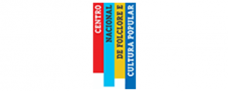 Logo do Centro Nacional de Folclore e Cultura Popular formado faixas verticais, nas cores vermelho, azul claro, amarelo e azul escuro, cada uma com um trecho do nome “Centro Nacional de Folclore e Cultura Popular”, também escrito na vertical.