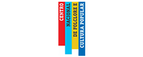 Logo do Centro Nacional de Folclore e Cultura Popular formado faixas verticais, nas cores vermelho, azul claro, amarelo e azul escuro, cada uma com um trecho do nome “Centro Nacional de Folclore e Cultura Popular”, também escrito na vertical. 