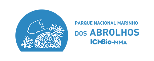 Logo da Parque nacional Marinho de Abrolhos apresenta parte de um círculo azul preenchido com ilustrações marinhas, como peixe e corais, na cor branca.  