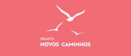 Imagem com fundo rosa e logo do projeto Novos Caminhos na cor branca. A logo do projeto é uma composição três silhuetas de pássaros voando em direções diferentes com a frase “Projeto novos caminhos”. 