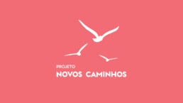 Imagem com fundo rosa e logo do projeto Novos Caminhos na cor branca. A logo do projeto é uma composição três silhuetas de pássaros voando em direções diferentes com a frase “Projeto novos caminhos”.