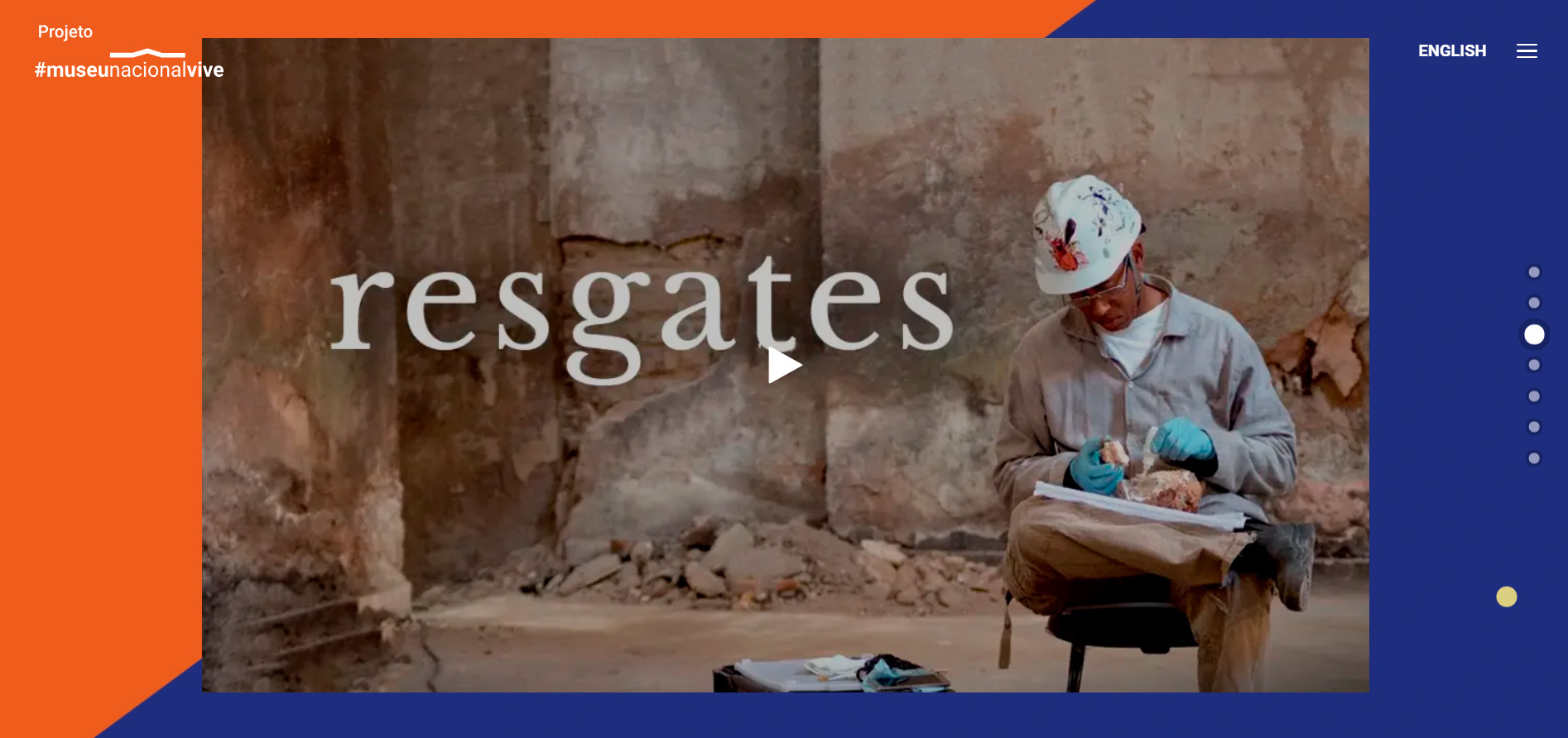 Imagem de um vídeo com o título “resgates” em letras brancas sobre um fundo de parede desgastadas em obra. À direita, um trabalhador com capacete e luvas azuis, sentado em um banco, manuseia um objeto. O canto esquerdo é laranja e o direito azul.