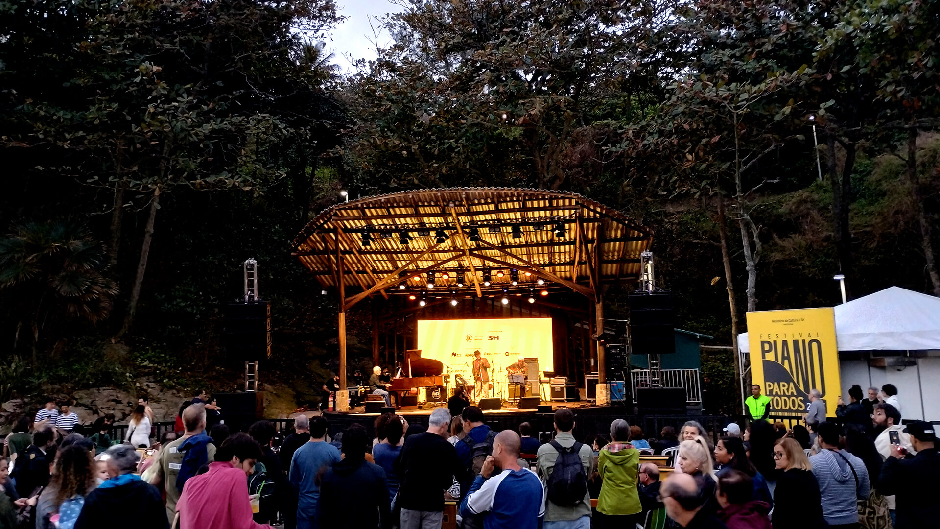 Palco do Festival Piano Para Todos 2025, estrutura de madeira 