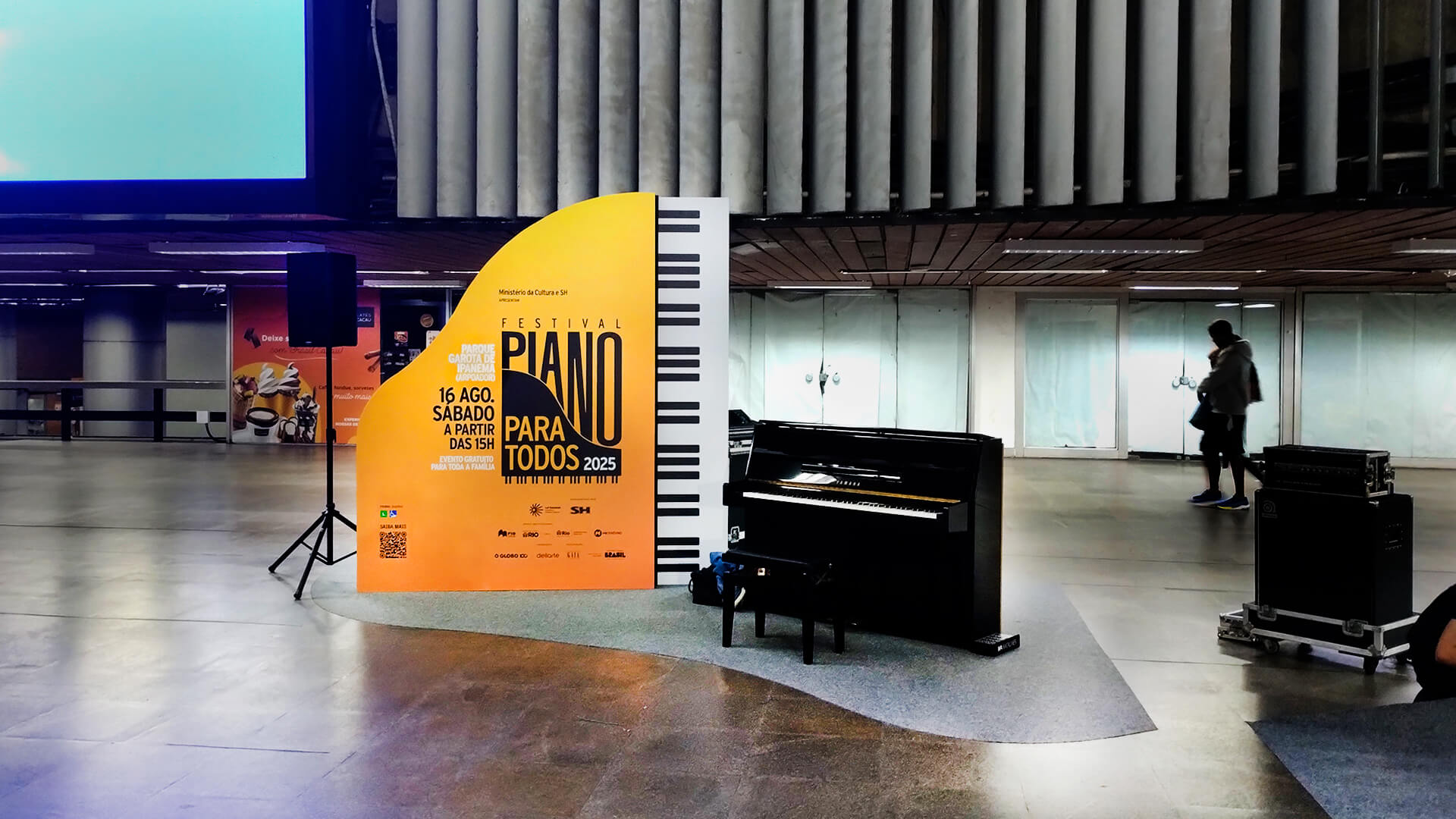 Piano preto exposto na estação de metrô durante o Festival Piano Para Todos 2025